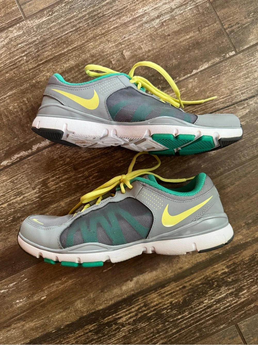 Nike Flex Trainer 2 athletic shoes with yellow & teal accents women’s size 8.5